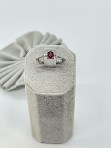 Fehérarany rubin gyűrű gyémánttal