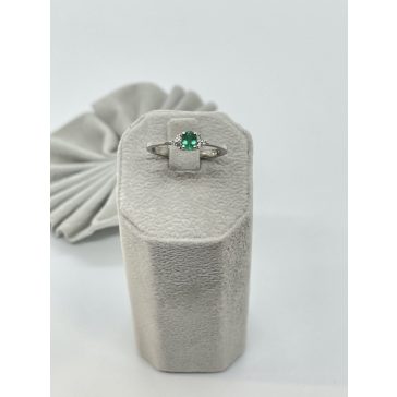 Fehérarany smaragd gyűrű gyémánttal
