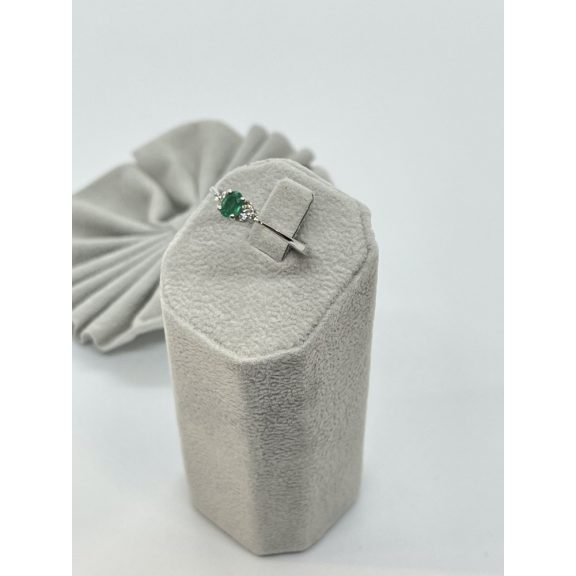 Fehérarany smaragd gyűrű gyémánttal