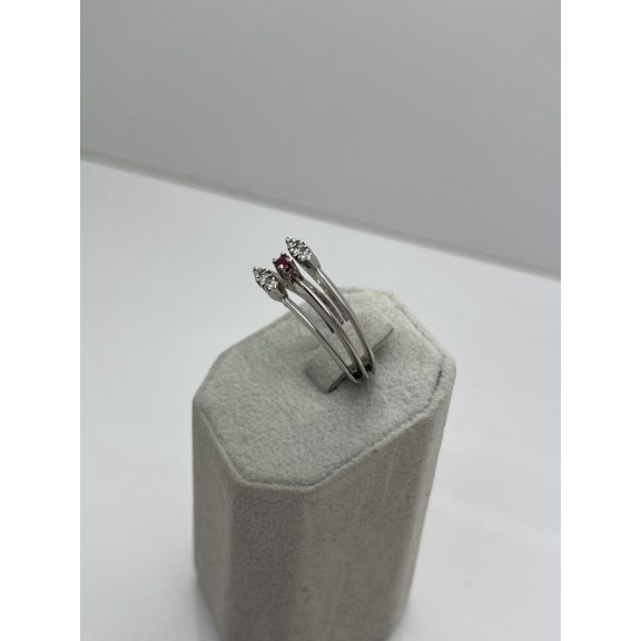 Fehérarany gyémánt köves gyűrű rubinnal