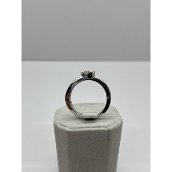 Fehérarany gyémánt köves gyűrű rubinnal