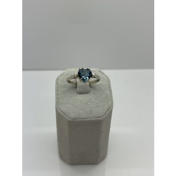 Fehérarany topáz köves gyűrű gyémántokkal