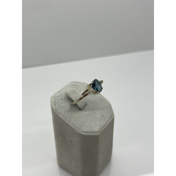 Fehérarany topáz köves gyűrű gyémántokkal