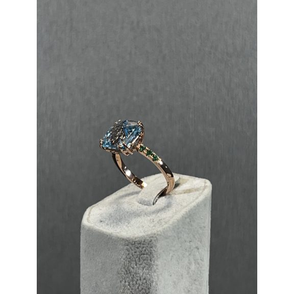 Rozéarany topáz köves gyűrű smaragdokkal