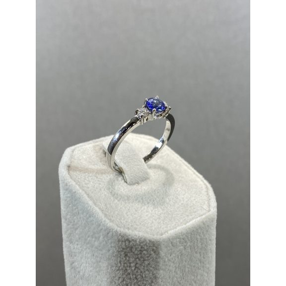 Fehérarany zafír gyűrű gyémántokkal