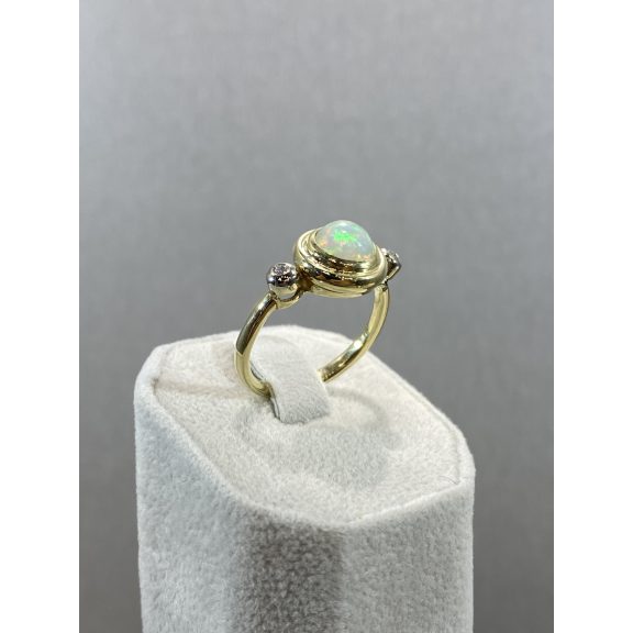 Arany opál gyűrű gyémánttal